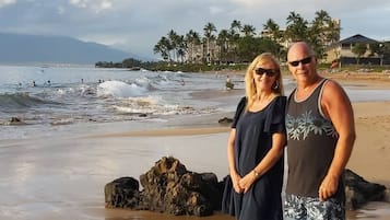 Plage à proximité, chaises longues, serviettes de plage