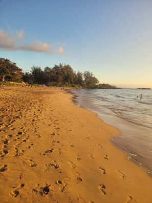 Beach nearby, sun-loungers, beach towels - May 25- Jun 14 $140 KKN-Get Spoiled in DLX unit/Low total price/Best S. location (Kihei, Maui)