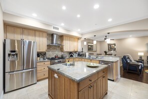 Réfrigérateur, four à micro-ondes, un four, surface de cuisson