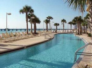 Piscina all'aperto, una piscina riscaldata