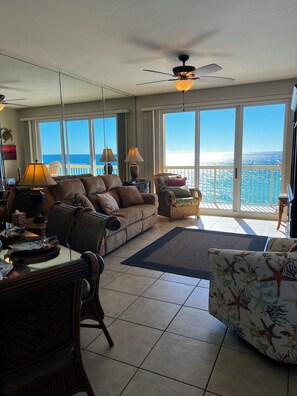 Télévision, lecteur de DVD, livres, médiathèque