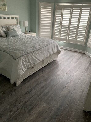 1 bedroom, iron/ironing board, WiFi, bed sheets - Beautiful Waterfront Villa on Deep Water At Bohicket Marina, Seabrook Island, SC (Johns Island)