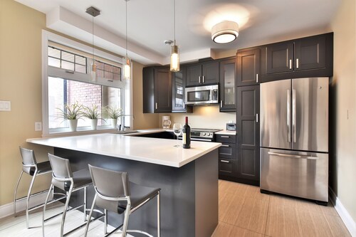 2 chambres 2 condo de bain avec libre / parking et WIFI