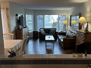 Smart-TV, Kamin, Bücher