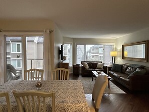 TV connectée, cheminée, livres