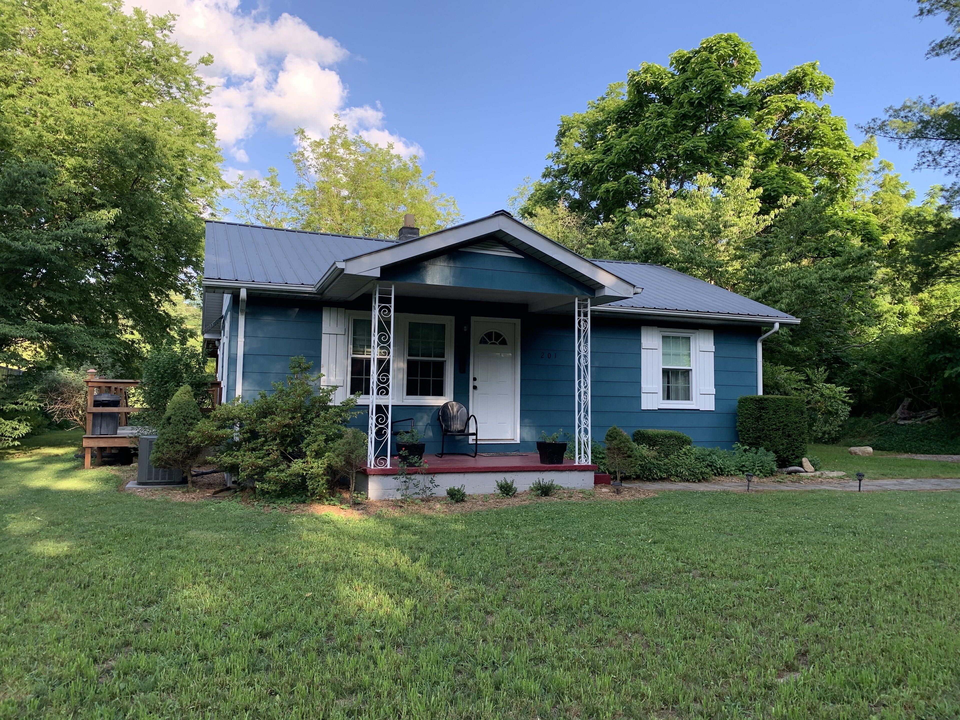 Grandma's House/Family and Pet Friendly/Hot Tub & Fire Pit/Close to Trout Stream