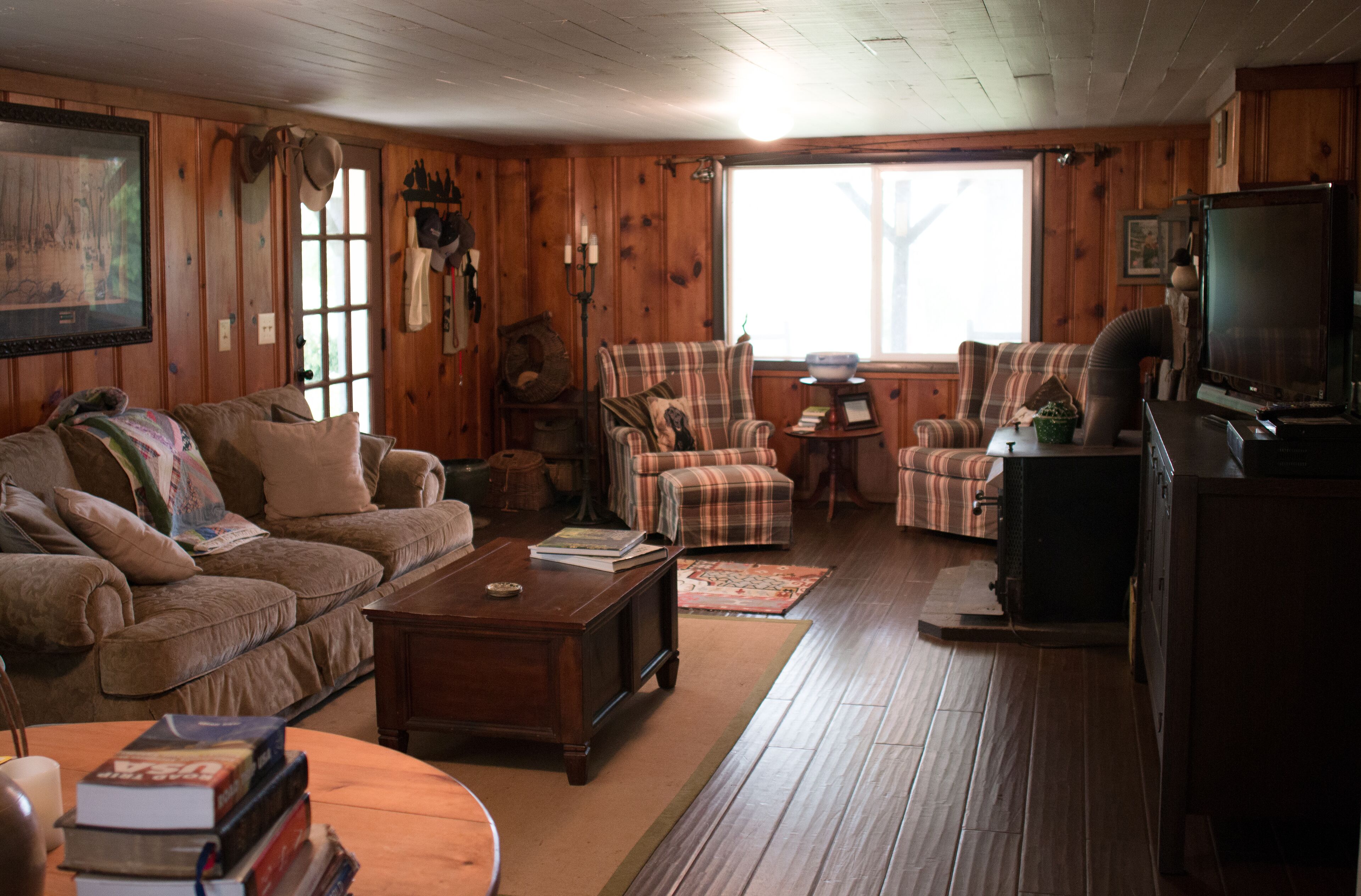 Farmhouse Retreat with Lake & Privacy to Relax & Enjoy 