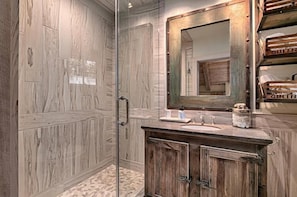 Badewanne, Haartrockner, Handtücher