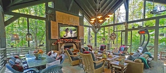 LUXURY 4 Kng Bdrm, 4.5 Bth, Gourmet Kitchen, Pavilion; TV, Fire Place, Heaters