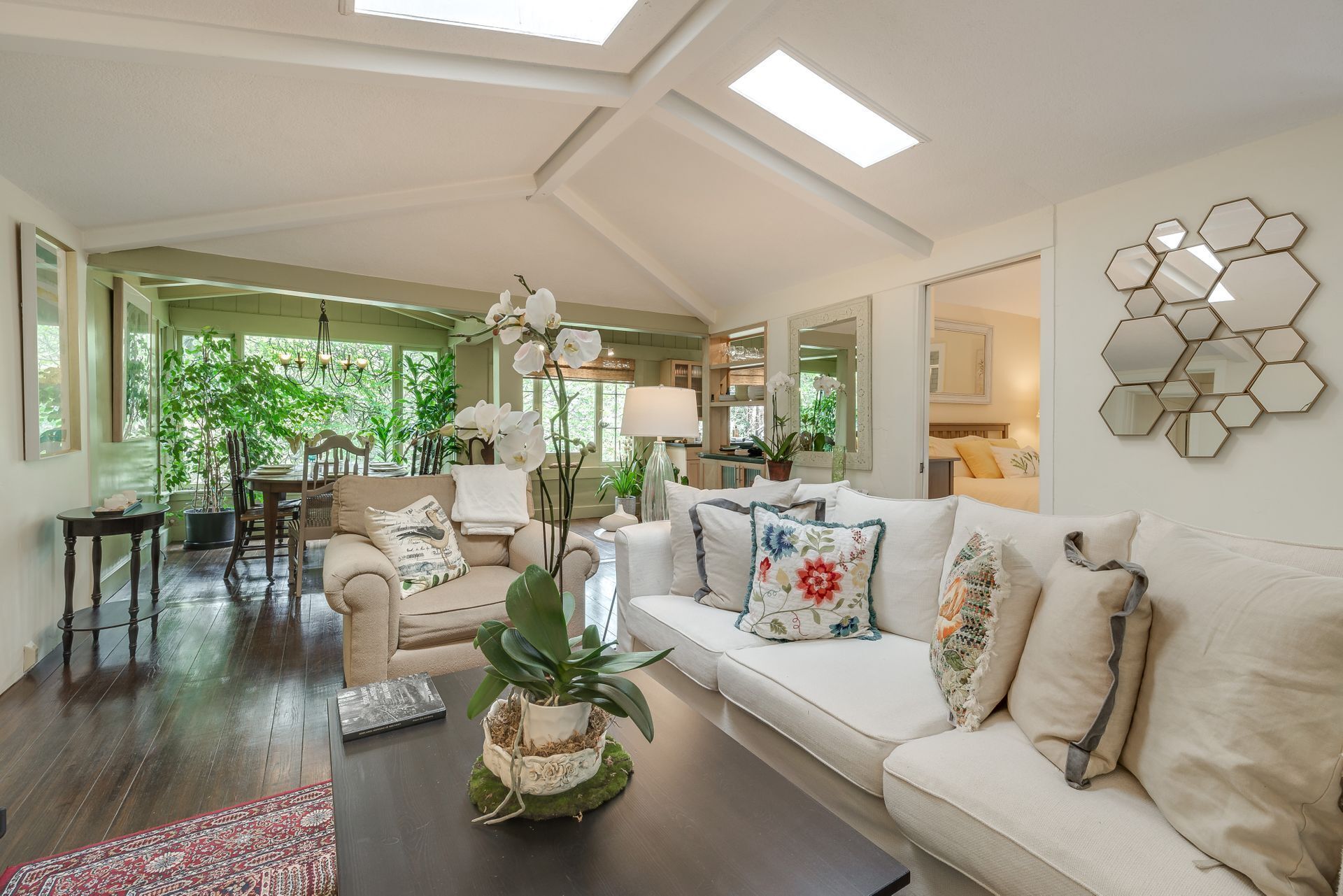 Magical  Downtown Mill Valley 3 minute walk to downtown and trails
an original 