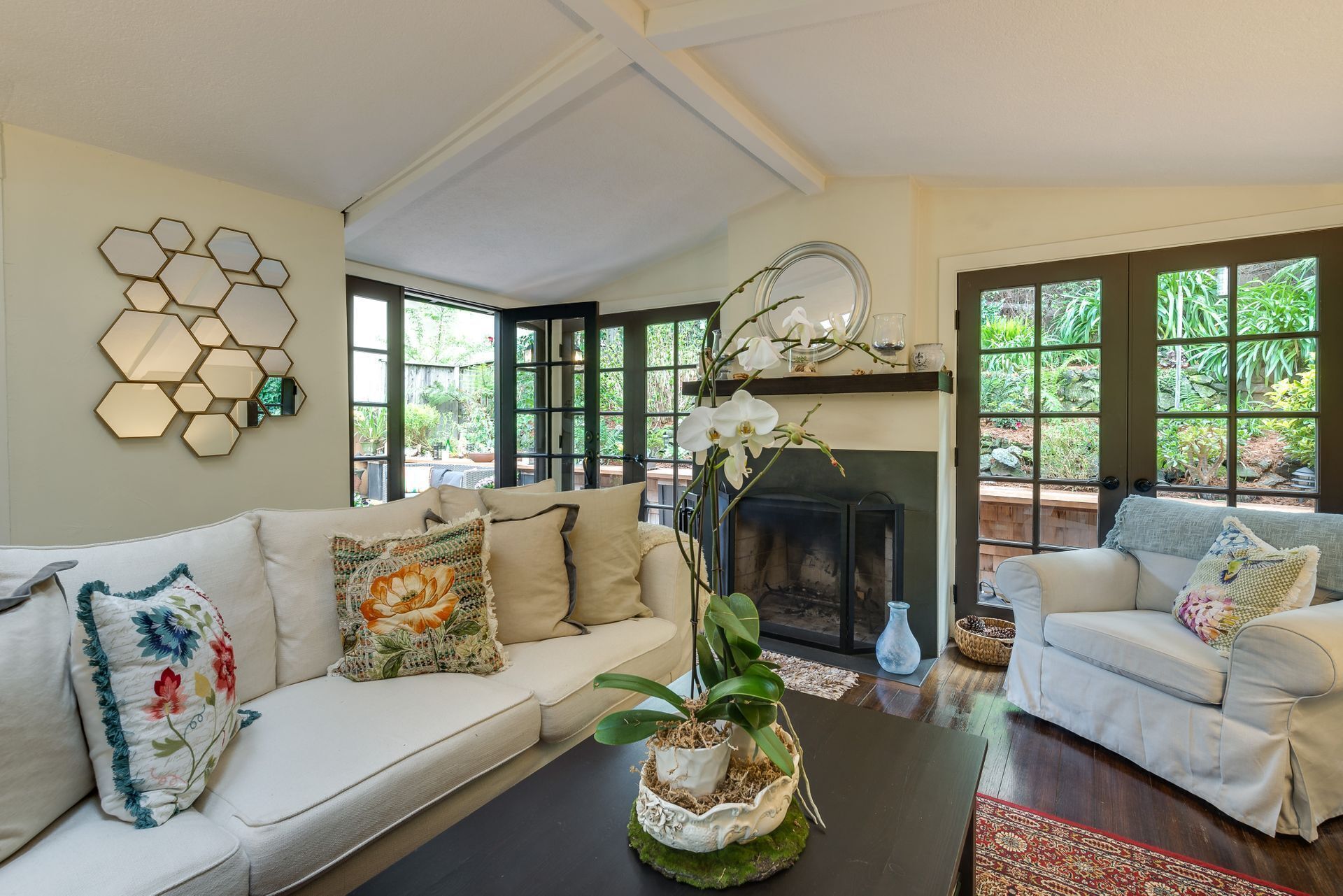 Magical  Downtown Mill Valley 3 minute walk to downtown and trails
an original 