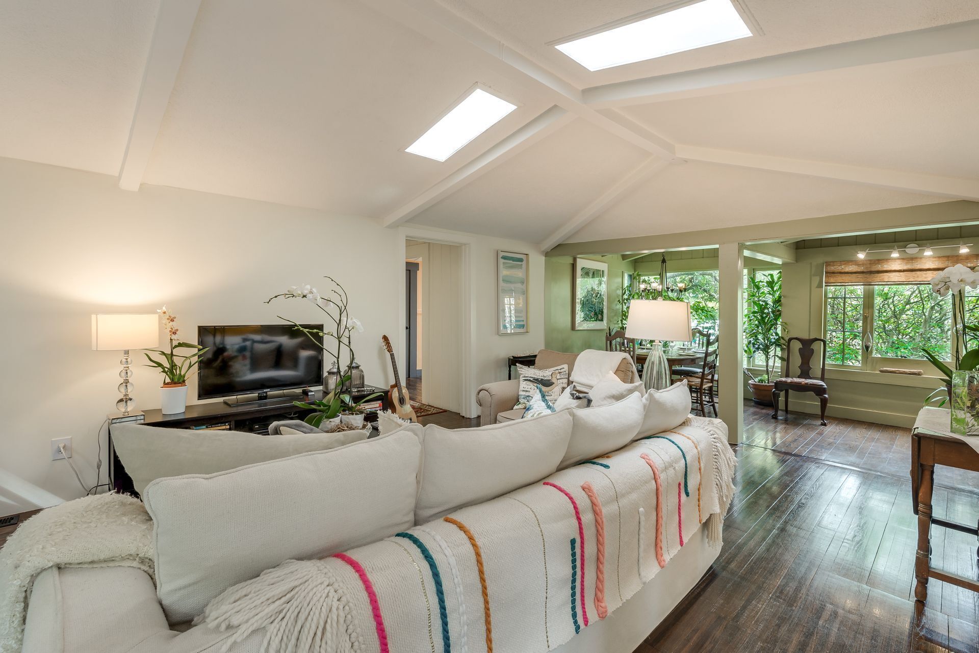 Magical  Downtown Mill Valley 3 minute walk to downtown and trails
an original 