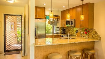 Lemari es, microwave, oven, dan kompor