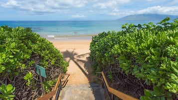 Di pantai, kursi berjemur, dan handuk pantai