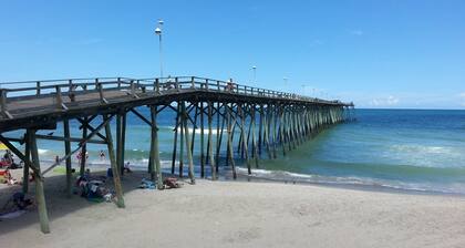 4 sänky, 3. 5 kylpy, vuodepaikkoja 10, tilava koti vain lyhyen kävelymatkan päässä rannalta