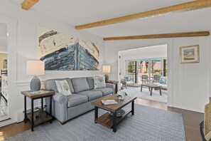 Smart TV, fireplace, books, stereo - GREAT LOCATION - Water View, Walk to beach & Town! (Chatham)