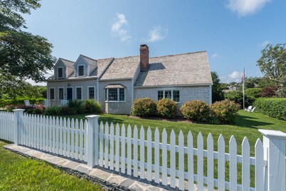 GREAT LOCATION - Water View, Walk to beach & Town!