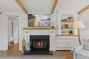 Interior - GREAT LOCATION - Water View, Walk to beach & Town! (Chatham)