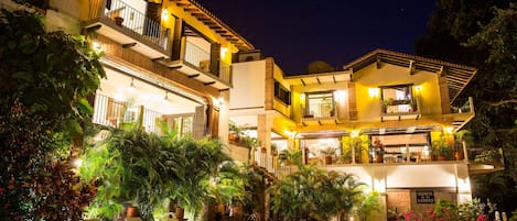 Una piscina al aire libre, una piscina climatizada