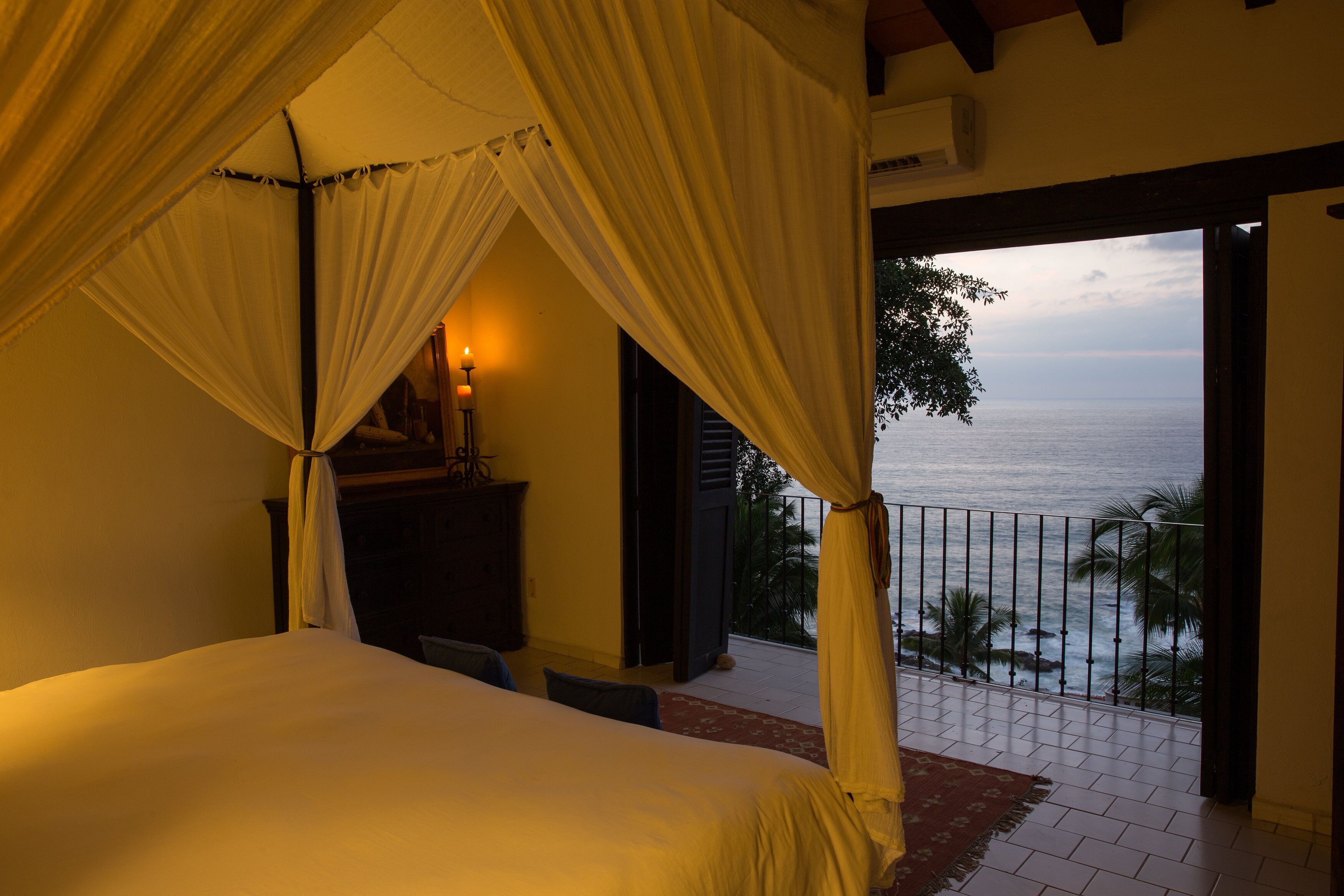 8 多间卧室、客房内保险箱、办公桌、熨斗/熨衣板