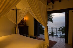 8 عدّة غرف نوم وخزنة داخل الغرفة ومكتب ومكواة/لوح كي