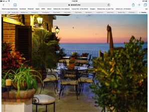 تنا�ول الطعام بالخارج