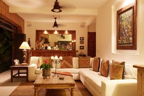 Smart TV, fireplace, toys, books