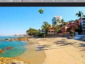 بالقرب من الشاطئ، كراسي للتشمس، مناشف للشاطئ