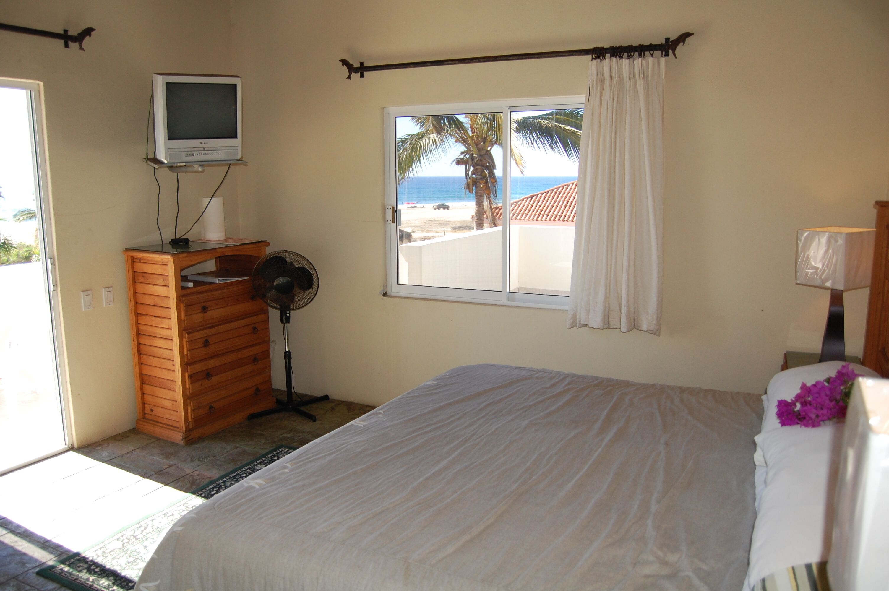 Beachfront Villa/Pool & Jacuzzis Infront of Famous Surf Break!