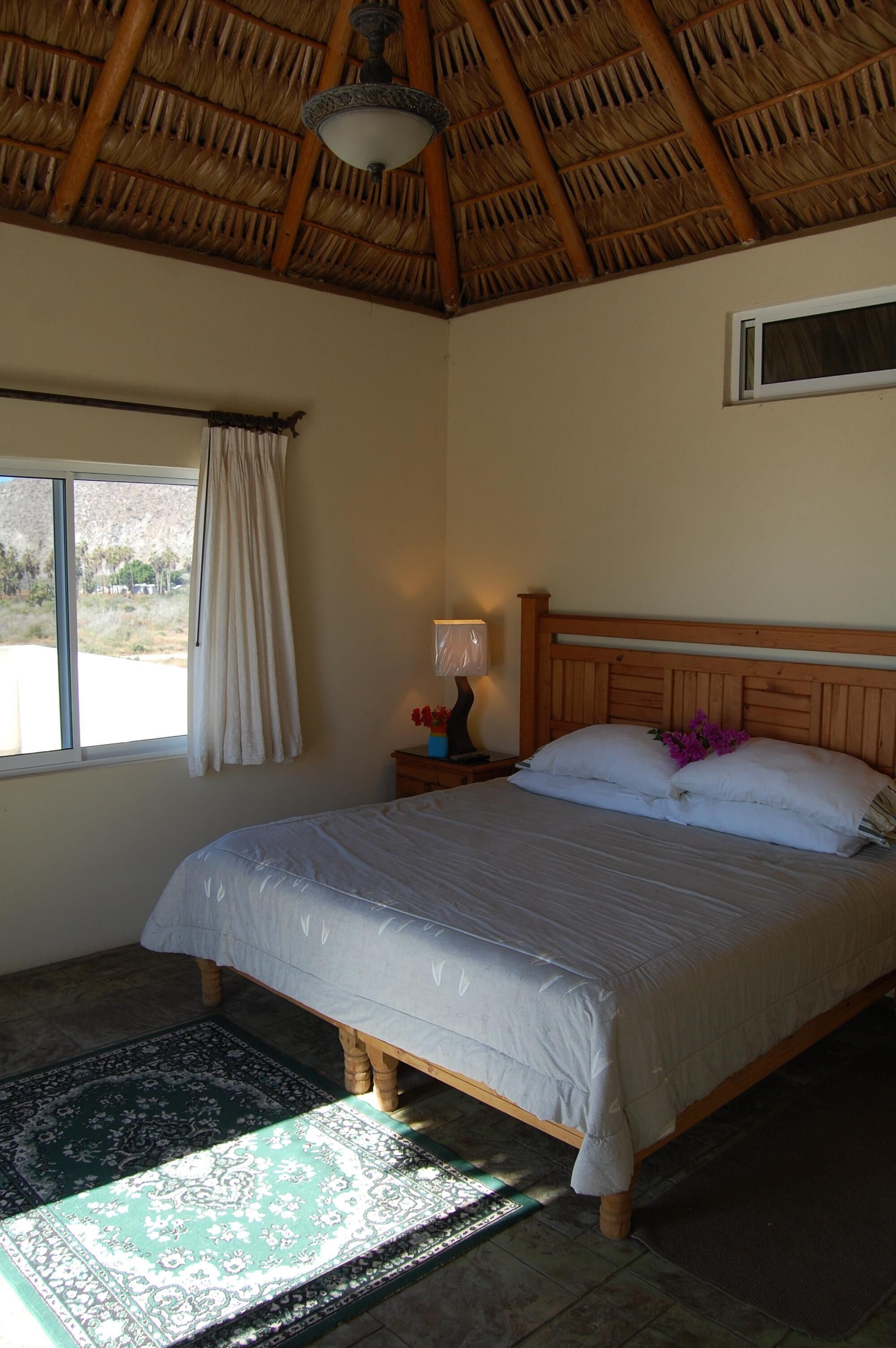 Beachfront Villa/Pool & Jacuzzis Infront of Famous Surf Break!