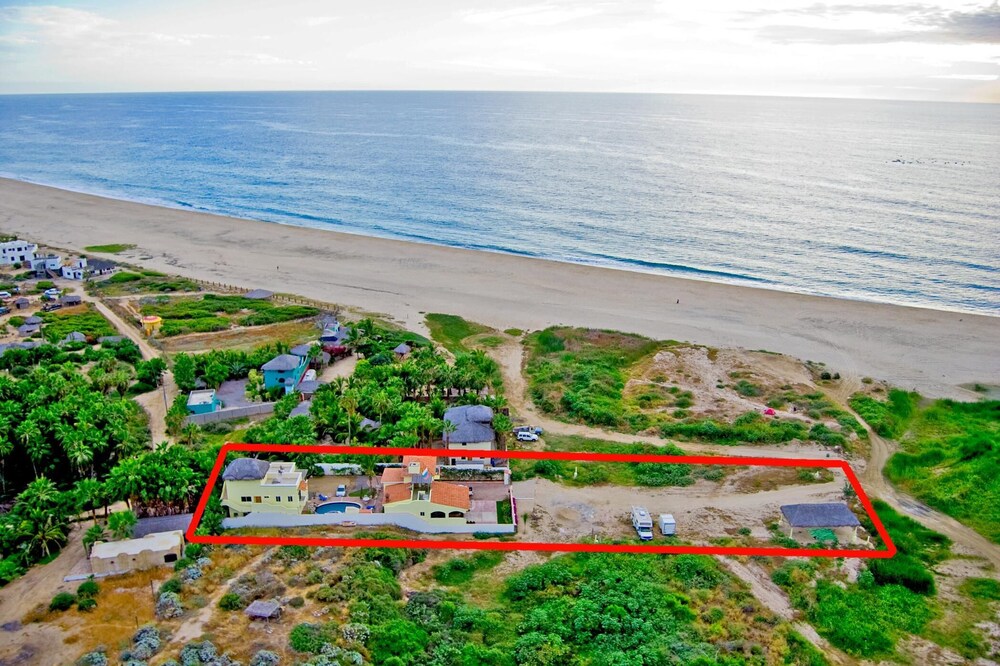Beachfront Villa/Pool & Jacuzzis Infront of Famous Surf Break!