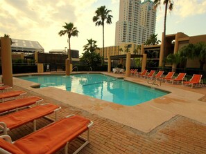 Una piscina al aire libre, una piscina climatizada