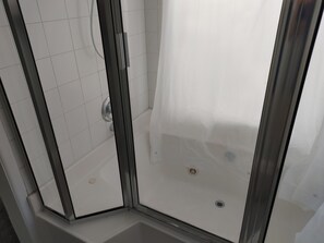 Kombination af bruser/badekar, boblebadekar, håndklæder, Sæbe