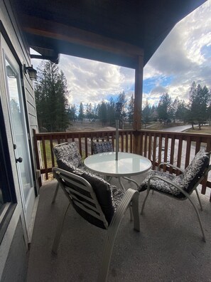 Outdoor dining - Prestige Family Home in Radium Hot Springs (Radium Hot Springs)