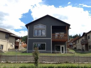 Exterior - Prestige Family Home in Radium Hot Springs  (Radium Hot Springs)