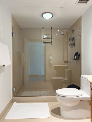 Secadora de cabello, toallas, jabón, papel de baño 