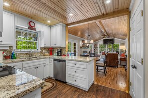 Fridge, microwave, oven, stovetop - 1 Level, 3 Master BRs,  4 BA,   Covered Porch! (Highlands)