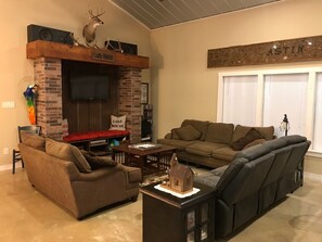 TV, DVD player, music library, video library - Hidden Piece of Heaven on Lake Limestone (Thornton)
