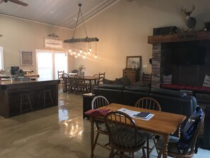 Dining - Hidden Piece of Heaven on Lake Limestone (Thornton)