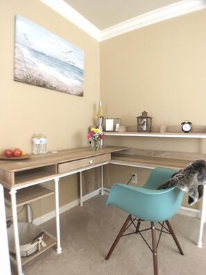 Interior - Fairy-tale, luxurious room with jacuzzi. (Fayetteville)