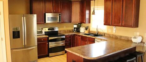 Réfrigérateur, micro-ondes, cafetière/bouilloire, bouilloire électrique