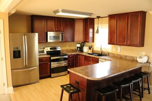 Fridge, microwave, coffee/tea maker, electric kettle - Fairy-tale, luxurious room with jacuzzi. (Fayetteville)