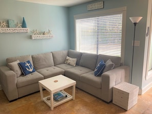 智能电视、DVD 播放器、书、影片库