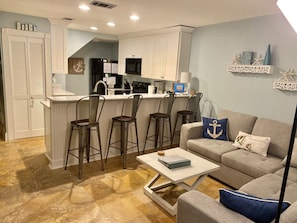 智能电视、DVD 播放器、书、影片库