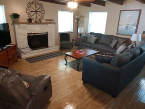 Smart-TV, peis, DVD-spiller og bøker