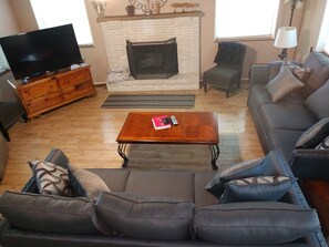 Smart-TV, Kamin, DVD-Player, Bücher