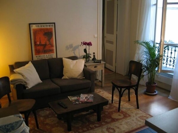 Fernseher, Kamin, DVD-Player, Bücher