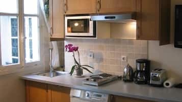 Een koelkast, een magnetron, een vaatwasser