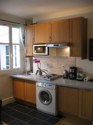 Kjøleskap, mikrobølgeovn, oppvaskmaskin og kaffetrakter/tekoker