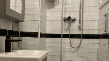 Een haardroger, handdoeken, toiletpapier